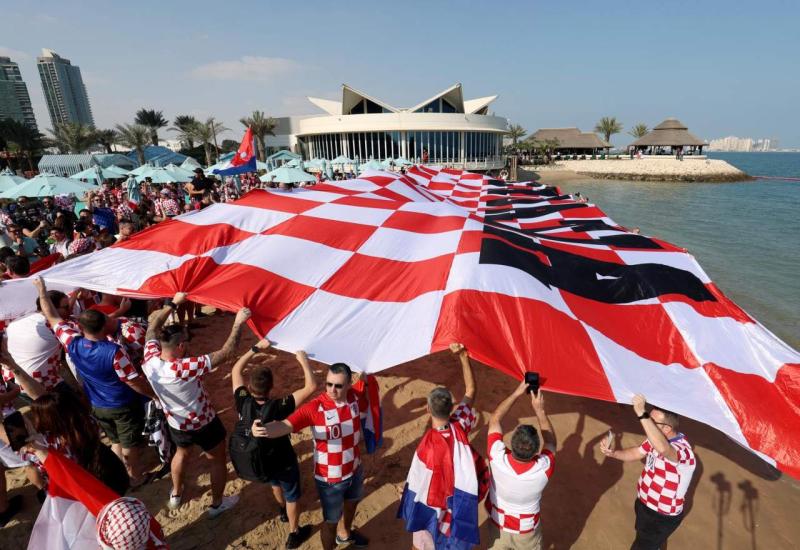 Hrvatski navijači okupirali plažu ispred hotela Vatrenih: Orile se navijačke pjesme 